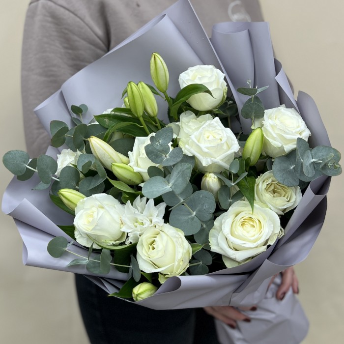 Букет из роз с лилиями